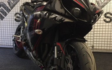 Yamaha R1 Winter Red Camo