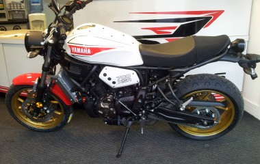 Yamaha xsr700 Retro Race Design White