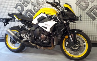 Yamaha MT-10 yellow black speed blocks Kenny Roberts 