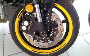 Yamaha MT-10 yellow black speed blocks Kenny Roberts 