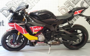 Yamaha R1 Akai black red speed block Barry Sheene