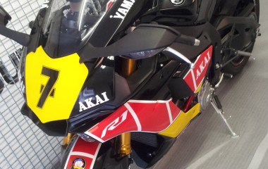 Yamaha R1 Akai black red speed block Barry Sheene