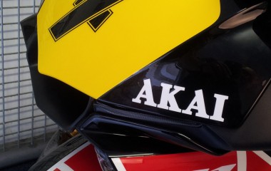 Yamaha R1 Akai black red speed block Barry Sheene