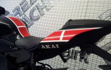 Yamaha R1 Akai black red speed block Barry Sheene