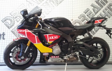 Yamaha R1 Akai black red speed block Barry Sheene