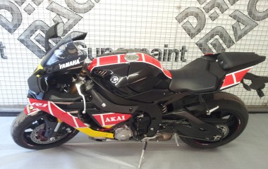 Yamaha R1 Akai black red speed block Barry Sheene