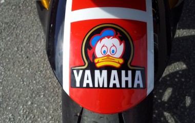 Yamaha R1 Akai black red speed block Barry Sheene