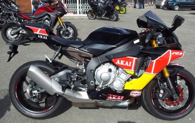 Yamaha R1 Akai black red speed block Barry Sheene