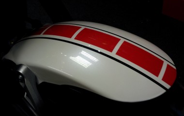 Yamaha XSR Anniversary Red White speed block 