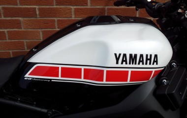 Yamaha XSR Anniversary Red White speed block 
