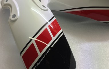 Yamaha XSR Anniversary Red White speed block 